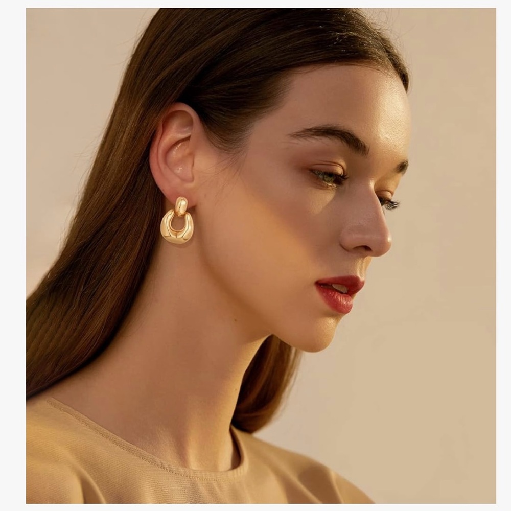 NIB Gold-Tone Hoop Dangle Earrings - Picture 2 of 6